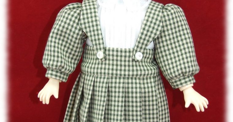 Reproduction Décembre 1907 – Robe à bretelles et béret, tenue pour poupée Bleuette