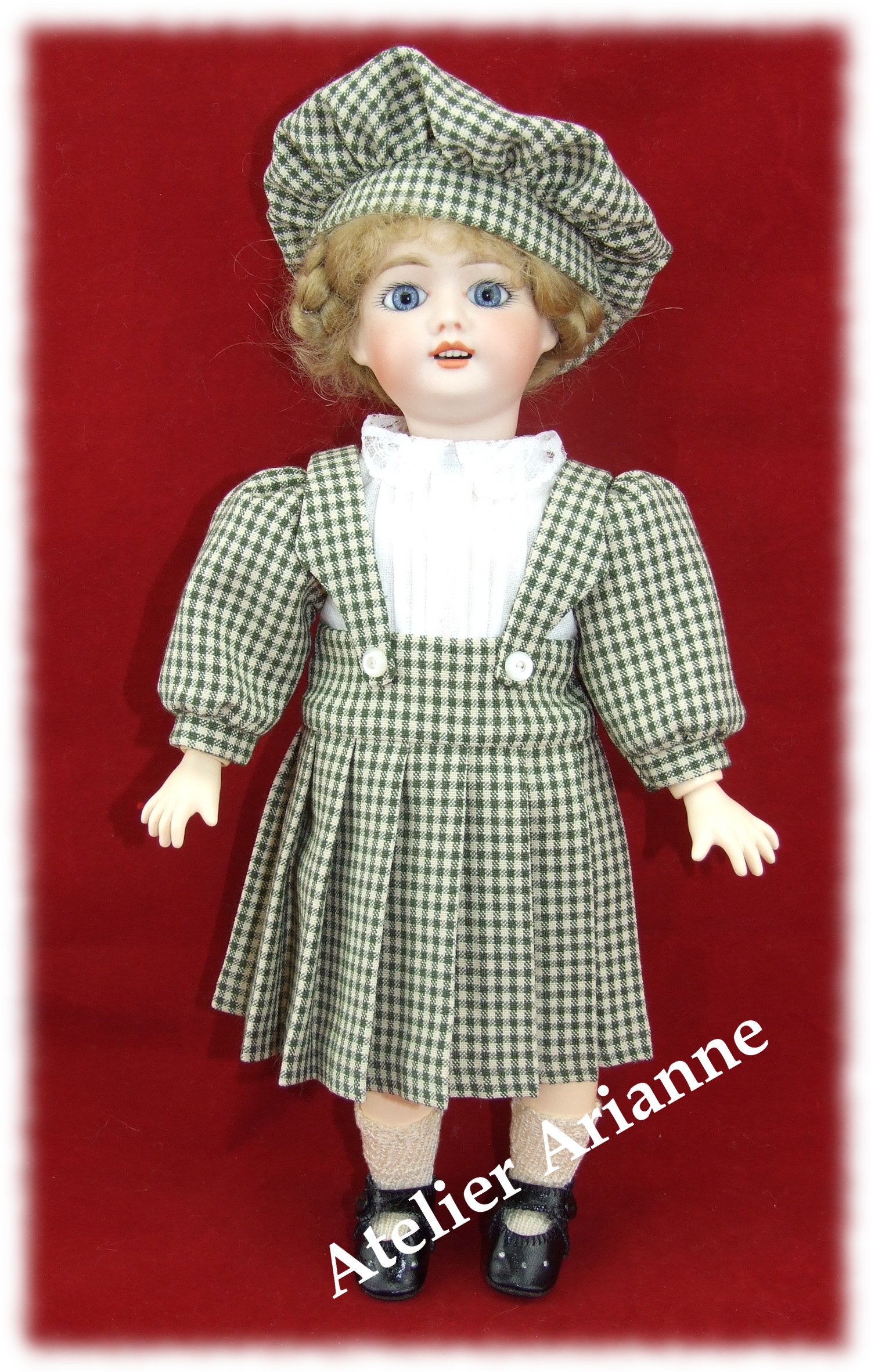 Reproduction Décembre 1907 – Robe à bretelles et béret, tenue pour poupée Bleuette