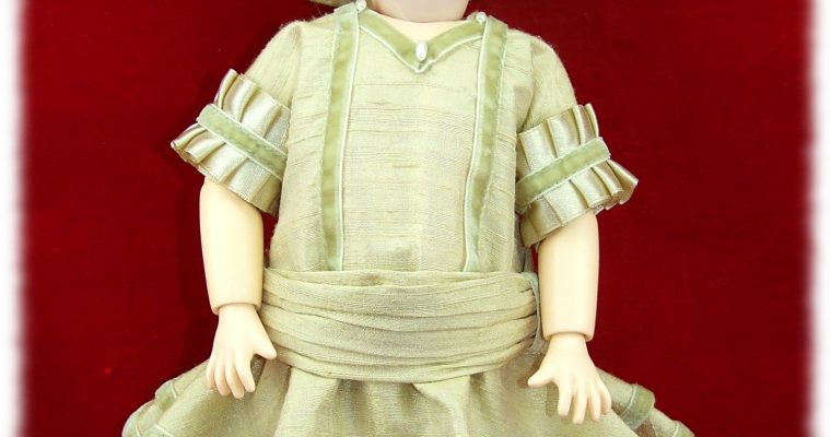 Reproduction Octobre 1915 , Robe Anglaise, tenue pour poupée Bleuette