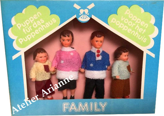 La famille des poupées Ari