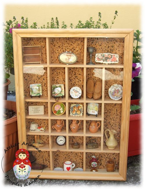 BOÎTE-VITRINE AVEC DES ACCESSOIRES MINIATURES