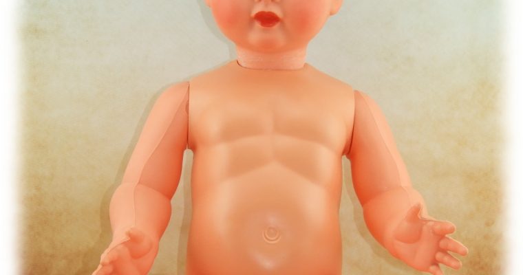 La clinique des poupées – restauration d’un baigneur