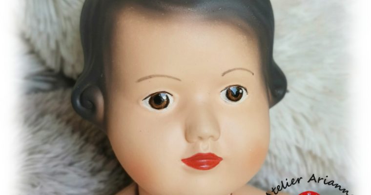 Clinique des poupées – peinture des yeux et des lèvres sur une poupée Petitcollin