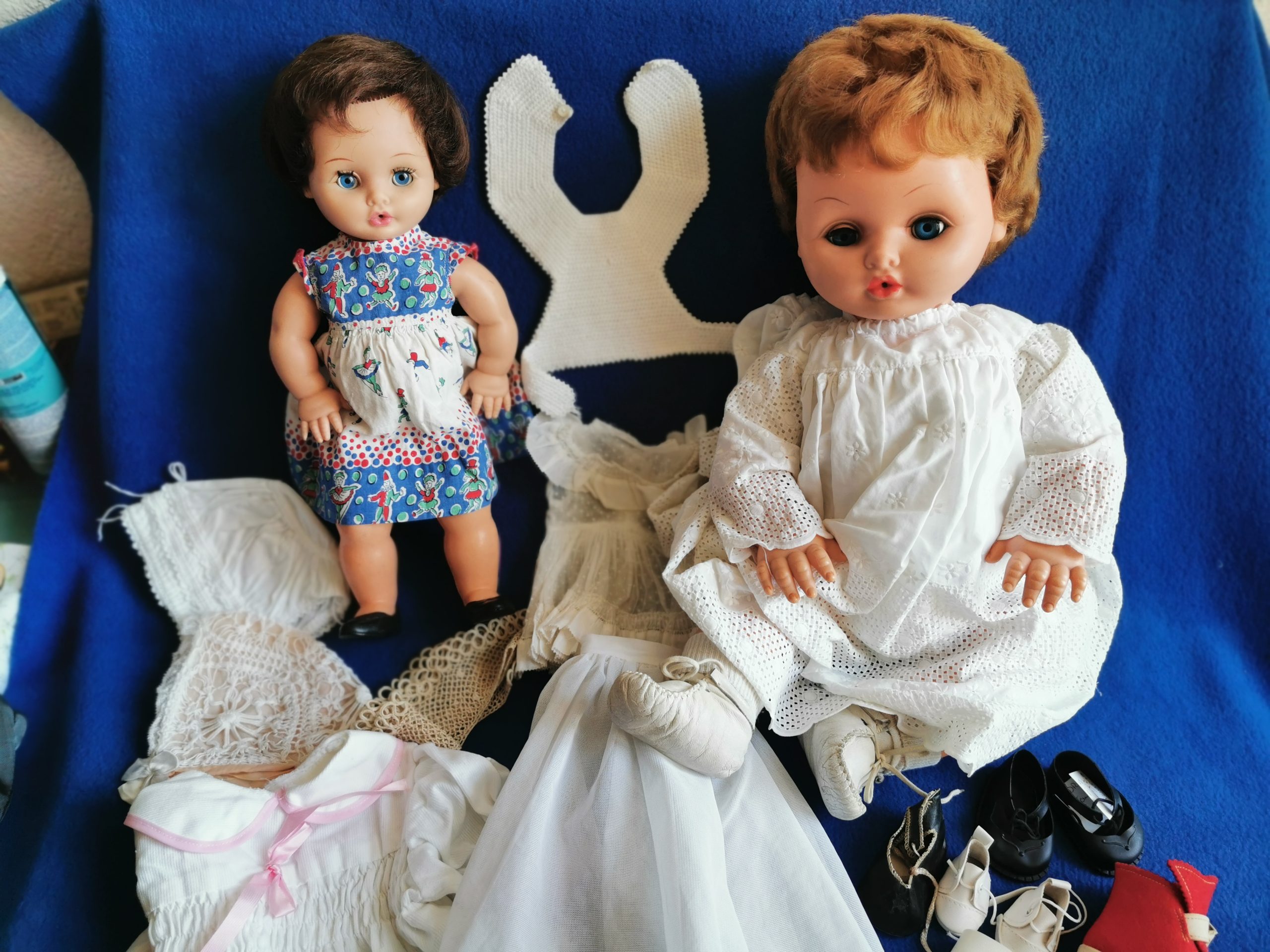 Cadeaux pour notre musée, poupées Bella, vêtements et chaussures.