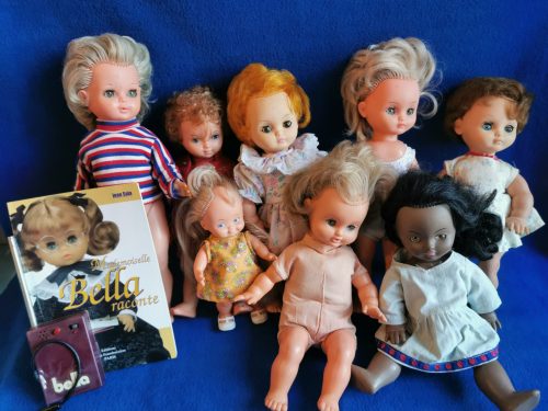 Dons à notre musée – Poupées Bella, vêtements et le livre ” Mademoiselle Bella raconte “.