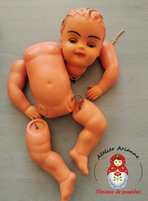 Clinique des poupées – remplacement des élastiques d’un baigneur âgé de 60 ans