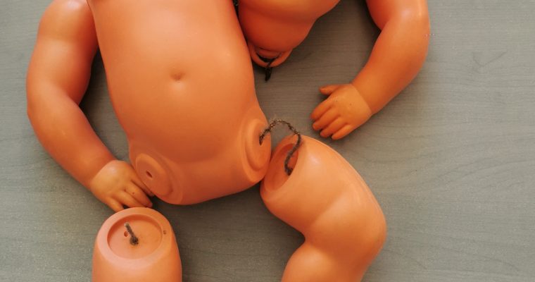 Clinique des poupées – remplacement des élastiques d’un baigneur âgé de 60 ans