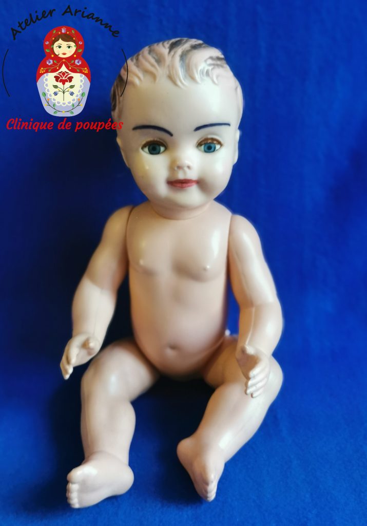 Clinique des poupées - remplacement des élastiques d'un baigneur âgé de 60 ans