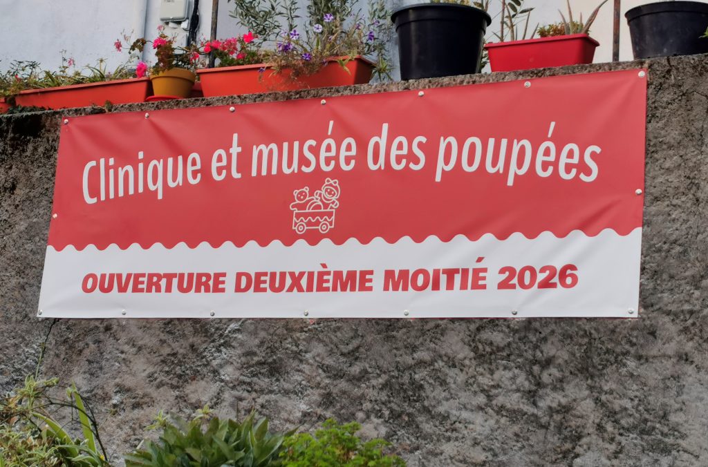 Nouvelle banderole informative de notre mus&eacute;e et clinique de poup&eacute;es.