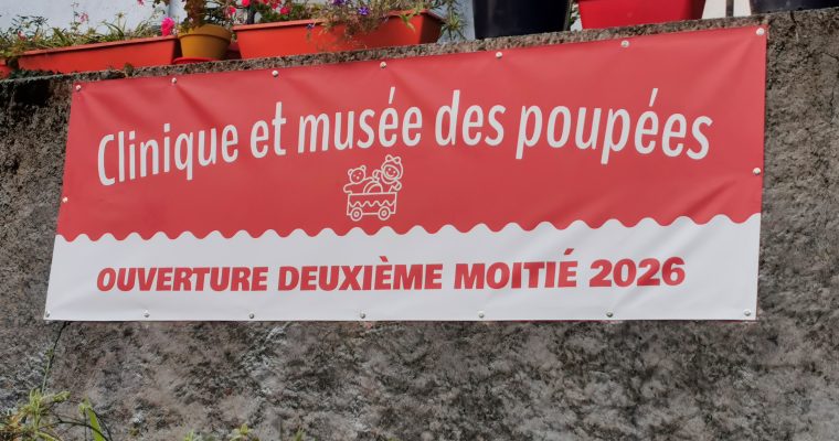 Nouvelle banderole informative de notre musée et clinique de poupées.