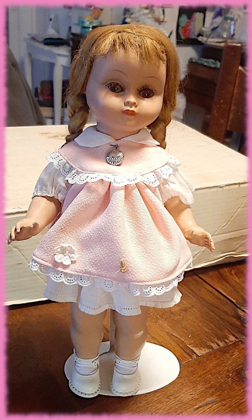 Série : TOUS ENSEMBLE DANS LA VIE DU MUSÉE « Présentation des poupées dans leurs vêtements d’origine » Poupée Bella “grosses cuisses” rhodoïd