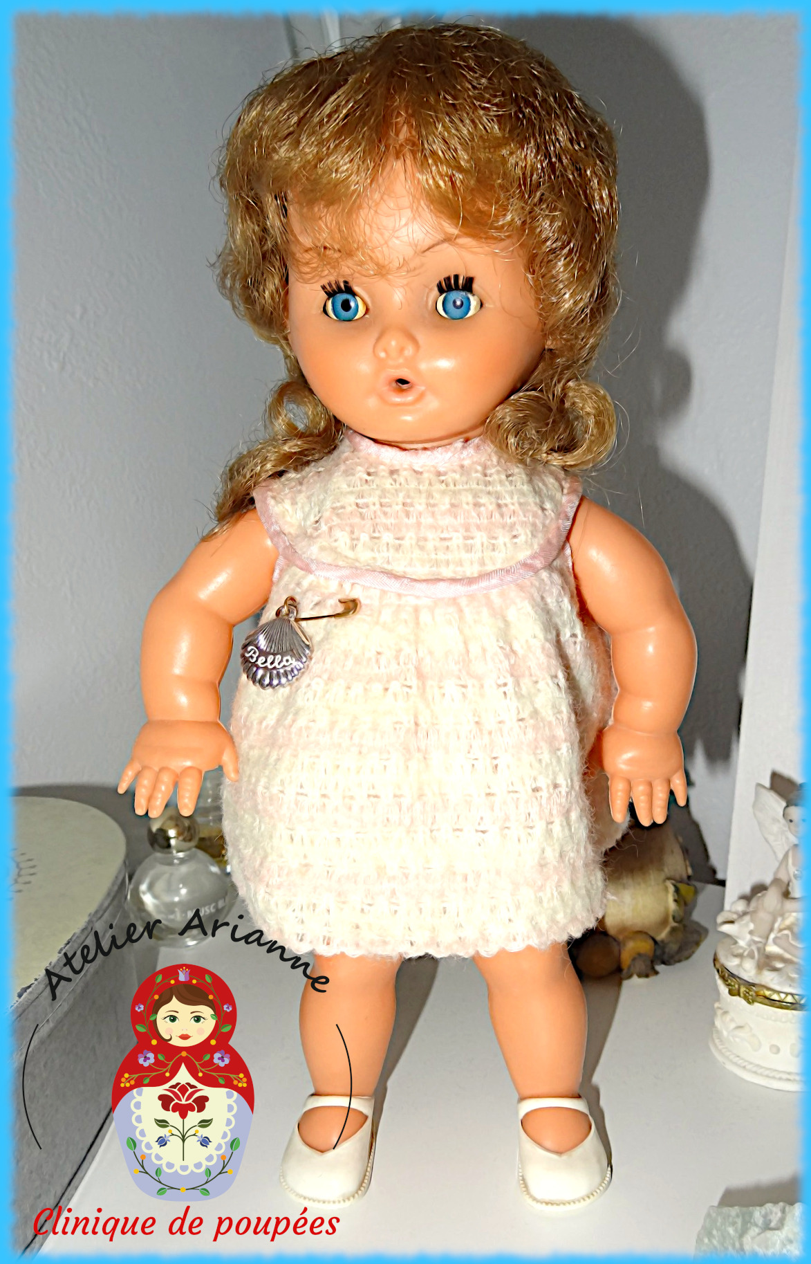 Série : TOUS ENSEMBLE DANS LA VIE DU MUSÉE « Présentation des poupées dans leurs vêtements d’origine » Poupée Bella série PF1, Poussinette