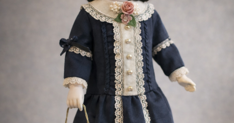  Atelier Arianne – clinique de poupées Remplacement des élastiques sur une poupée Bleuette (repro)