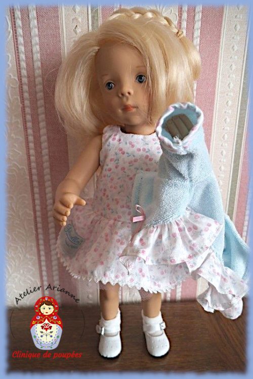 Série : TOUS ENSEMBLE DANS LA VIE DU MUSÉE « Présentation des poupées dans leurs vêtements d’origine » Poupée Minouche “Joëlle” de Petitcollin