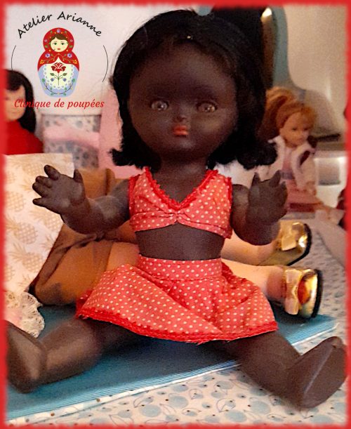 Série : TOUS ENSEMBLE DANS LA VIE DU MUSÉE « Présentation des poupées dans leurs vêtements d’origine » Poupée Muguette de Bella