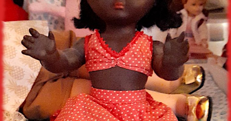 Série : TOUS ENSEMBLE DANS LA VIE DU MUSÉE « Présentation des poupées dans leurs vêtements d’origine » Poupée Muguette de Bella