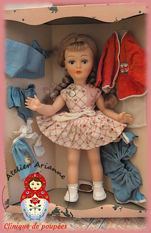 Série : TOUS ENSEMBLE DANS LA VIE DU MUSÉE « Présentation des poupées dans leurs vêtements d’origine » Poupée Nadette de Bella- La petite fille du magasin Bernadette