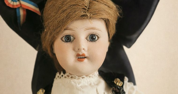Restauration d’une poupée de Limoges et de ses vêtements d’origine – conservation d’une poupée ancienne
