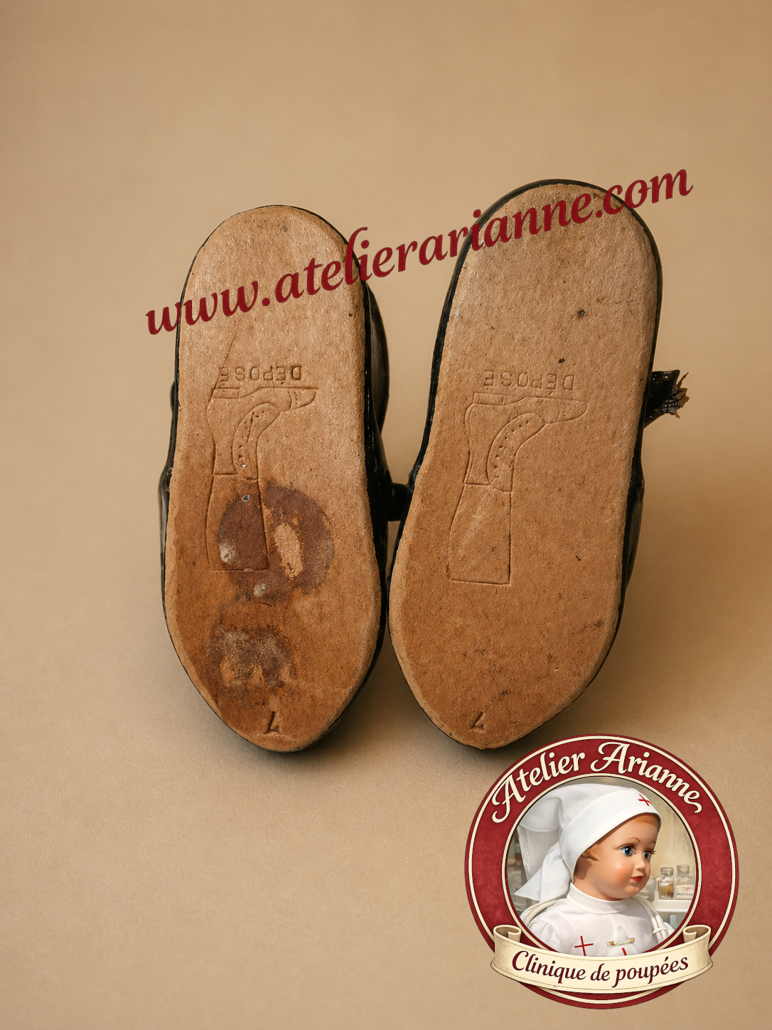 Semelles marqu&eacute;es &ldquo;DEPOS&Eacute;&rdquo; &ndash; chaussures d&rsquo;origine &ndash; poup&eacute;e T&ecirc;te Jumeau &ndash; Atelier Arianne clinique de poup&eacute;es