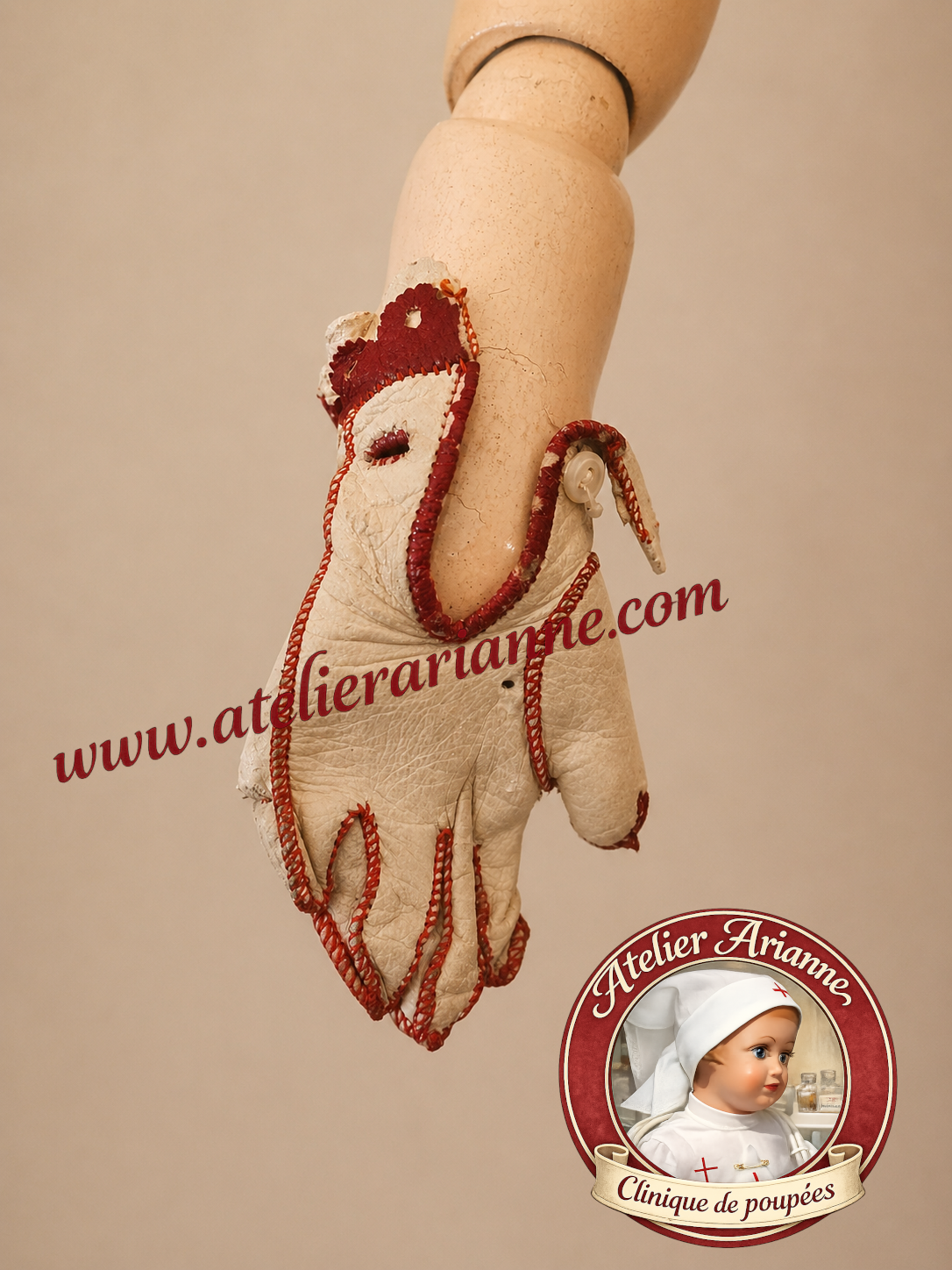 Gant ancien en cuir &ndash; d&eacute;tail de la fermeture &ndash; poup&eacute;e T&ecirc;te Jumeau &ndash; Atelier Arianne clinique de poup&eacute;es