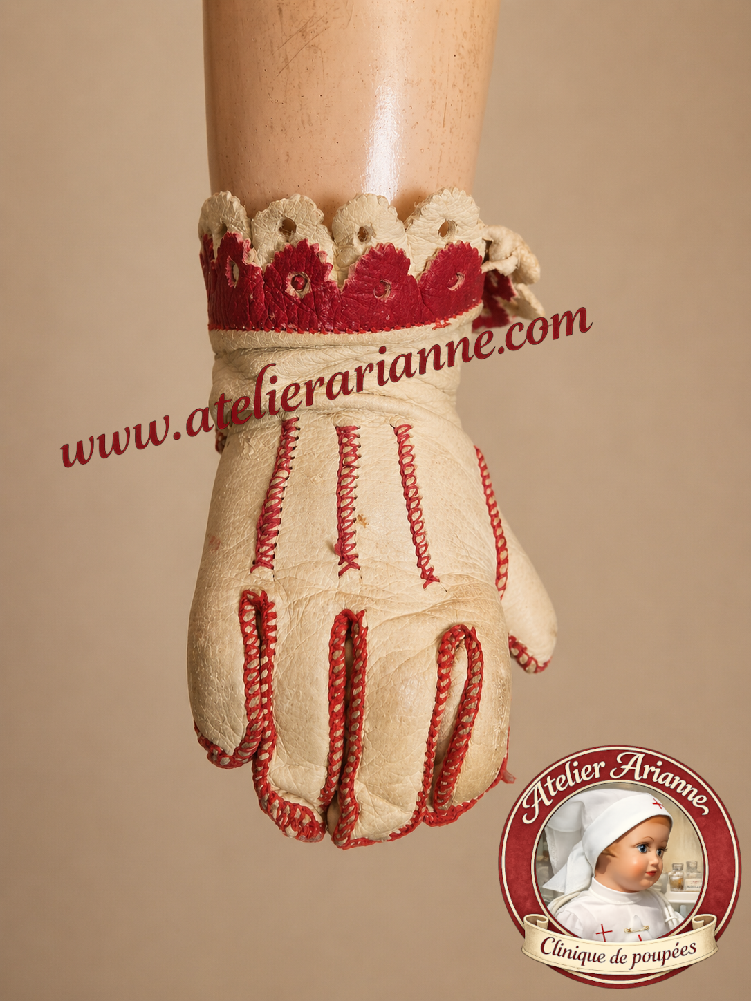Gant ancien en cuir &ndash; poup&eacute;e T&ecirc;te Jumeau &ndash; d&eacute;tail de la main &ndash; Atelier Arianne clinique de poup&eacute;es