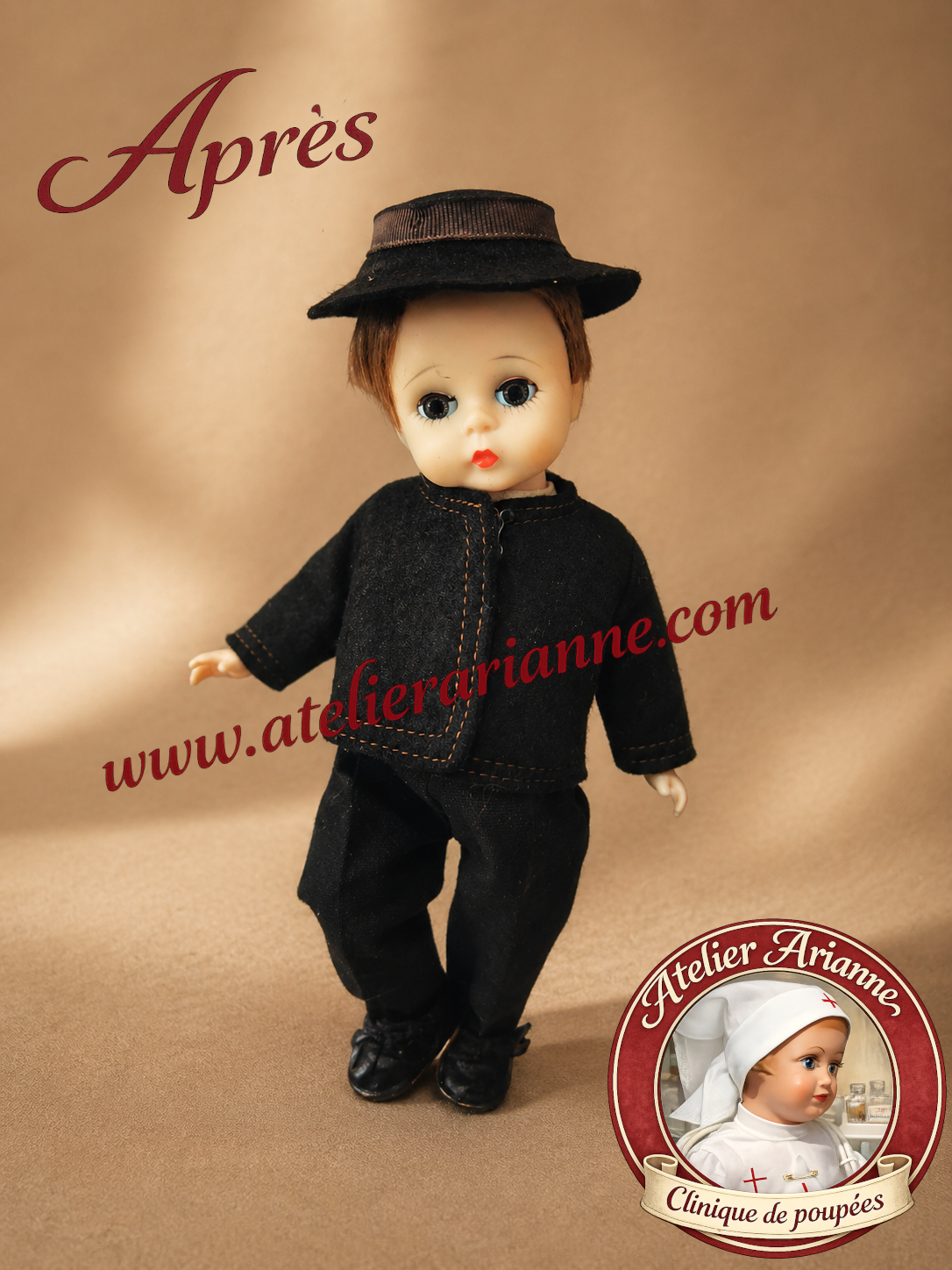 Apr&egrave;s restauration &ndash; poup&eacute;e gar&ccedil;on enti&egrave;rement remise en &eacute;tat, tenue r&eacute;ajust&eacute;e et pr&eacute;sentation d&rsquo;origine retrouv&eacute;e.