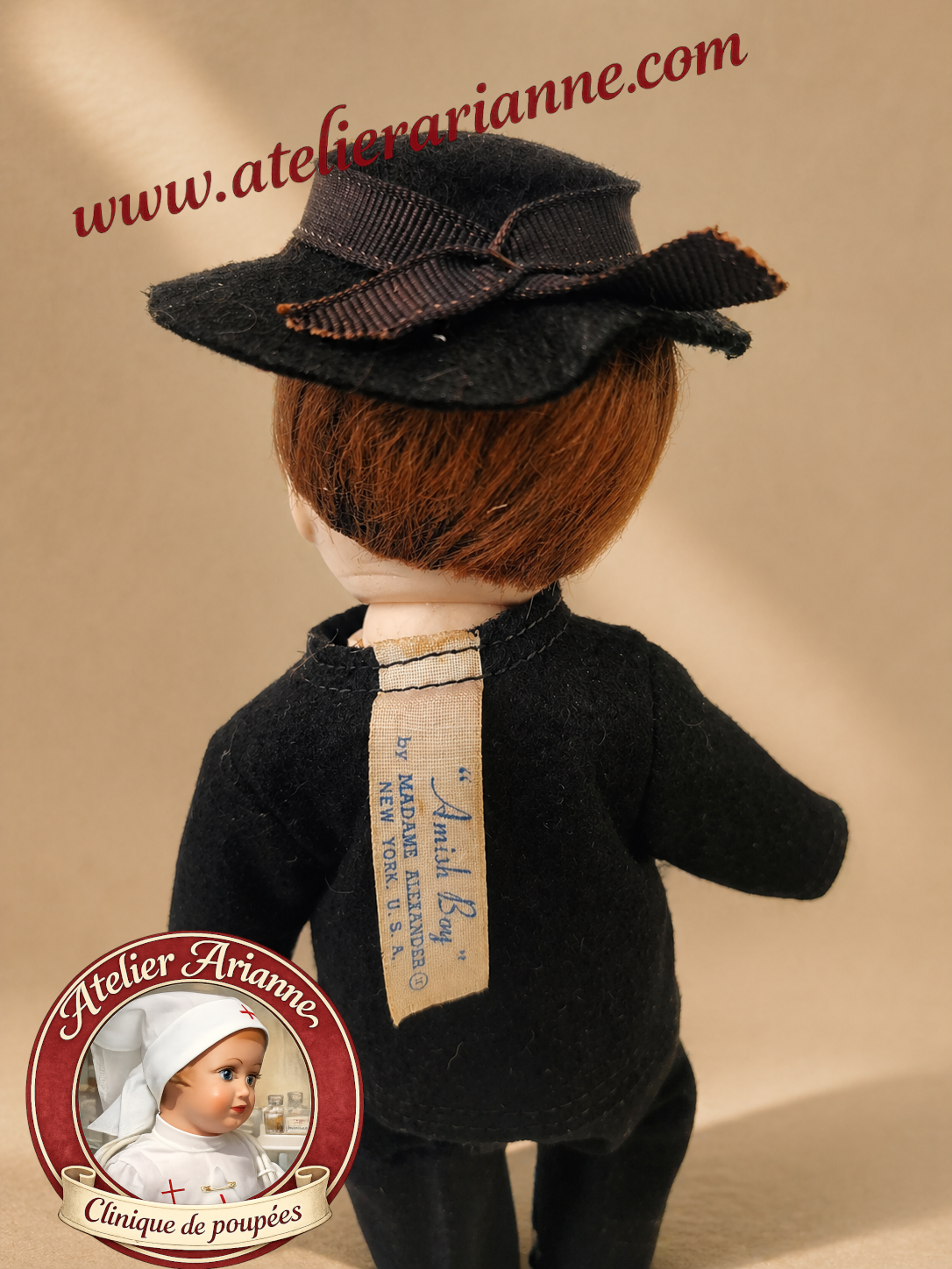 Vue arri&egrave;re apr&egrave;s restauration &ndash; &eacute;tiquette d&rsquo;origine conserv&eacute;e, t&eacute;moin de l&rsquo;authenticit&eacute; de la poup&eacute;e.