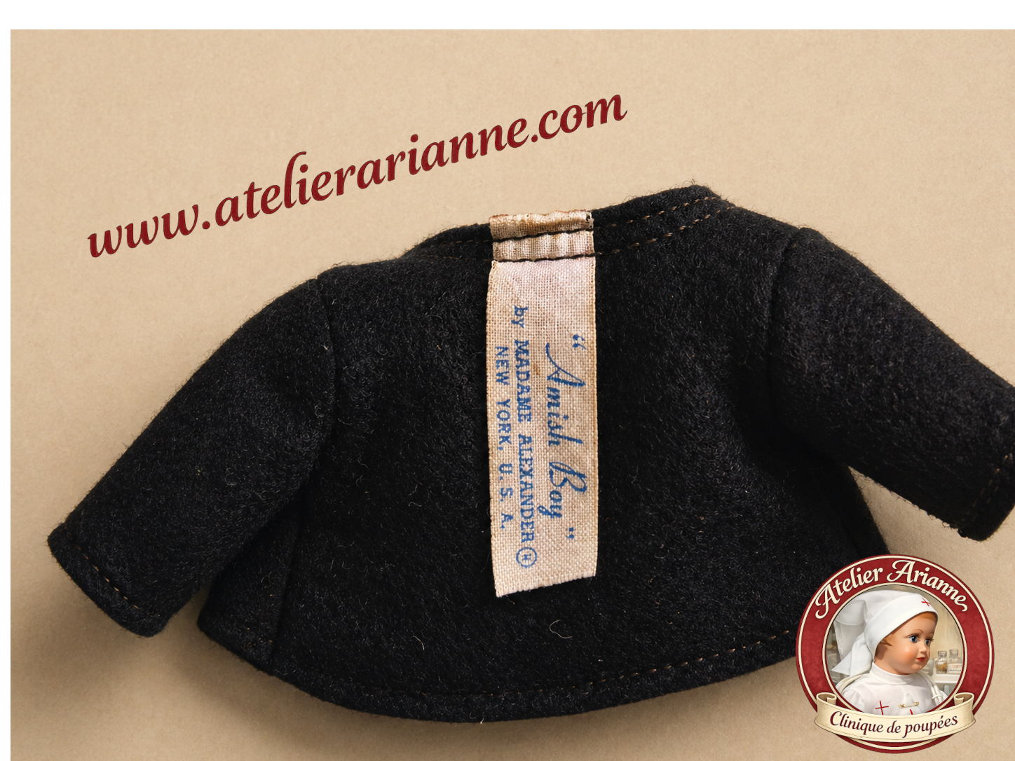  &Eacute;tiquette d&rsquo;origine Madame Alexander &ndash; d&eacute;tail du v&ecirc;tement, t&eacute;moin de l&rsquo;authenticit&eacute; de la poup&eacute;e.