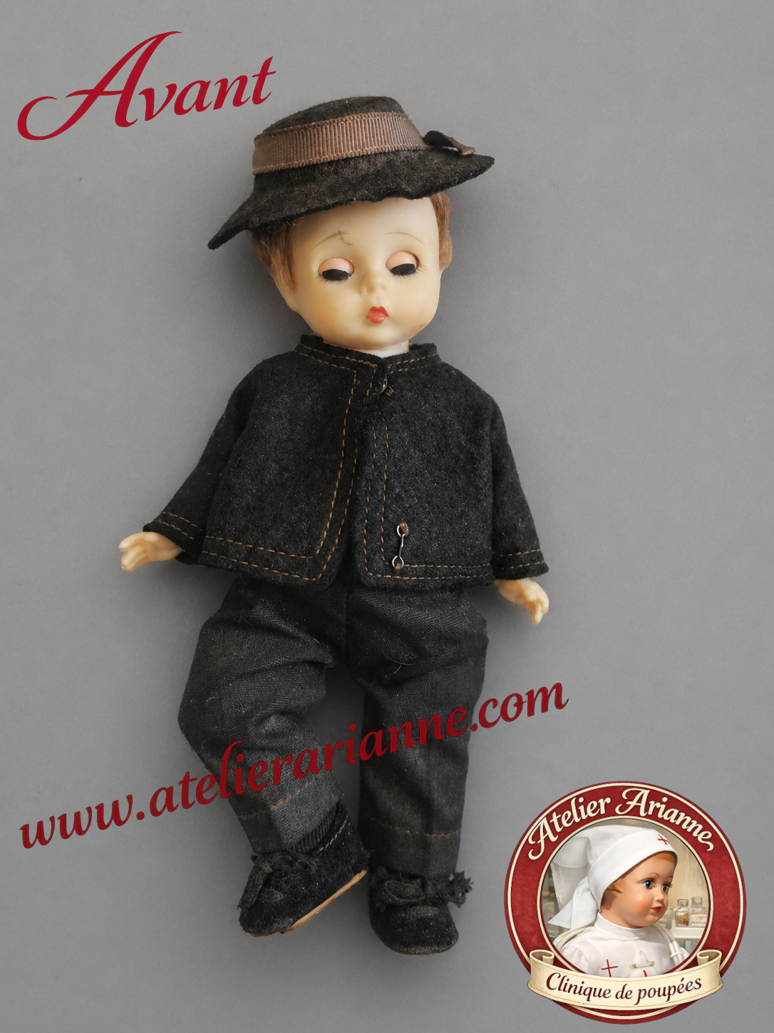  Avant restauration &ndash; poup&eacute;e gar&ccedil;on dans son &eacute;tat d&rsquo;origine, &eacute;lastiques rel&acirc;ch&eacute;s et tenue &agrave; nettoyer.