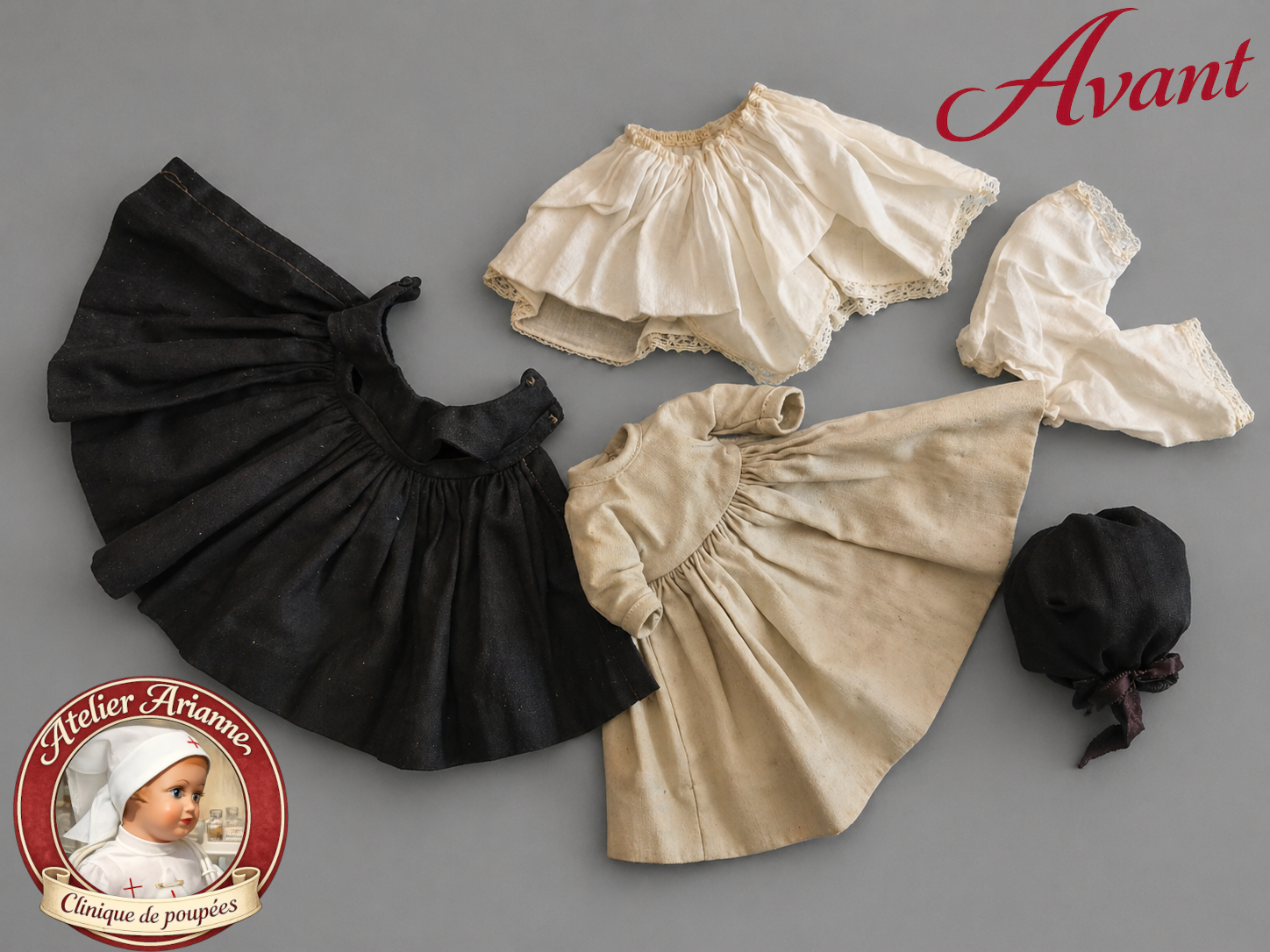  Avant restauration &ndash; v&ecirc;tements d&rsquo;origine encrass&eacute;s, n&eacute;cessitant un nettoyage approfondi et une remise en forme.