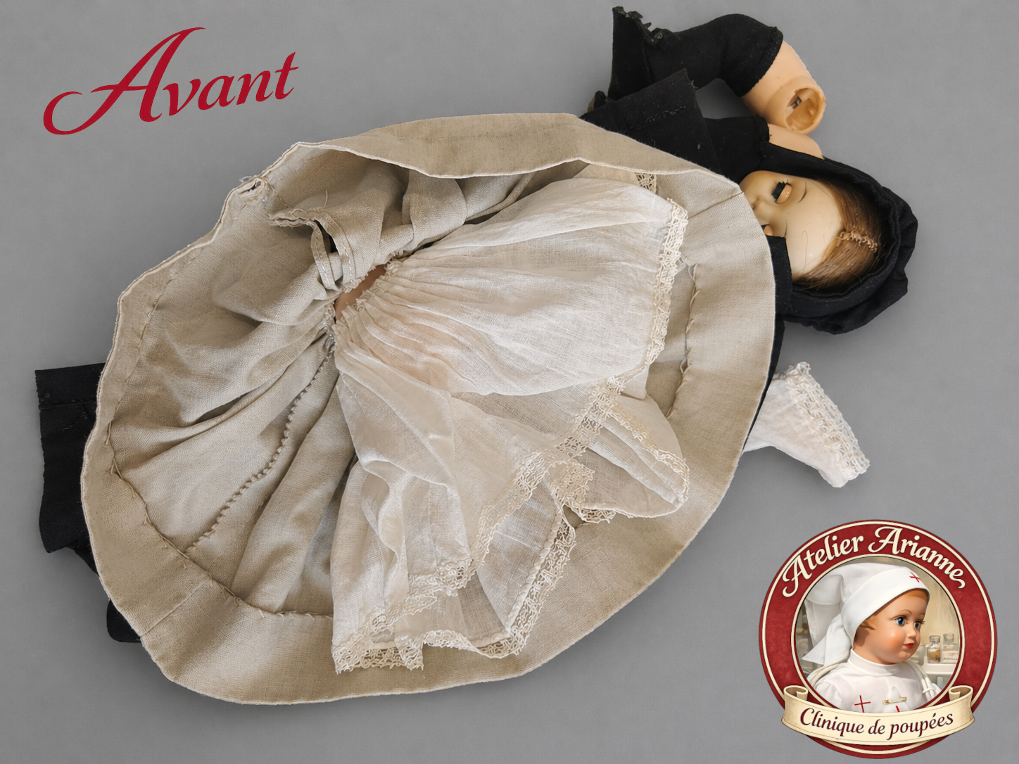 Avant restauration &ndash; v&ecirc;tements froiss&eacute;s et encrass&eacute;s, n&eacute;cessitant un nettoyage minutieux.