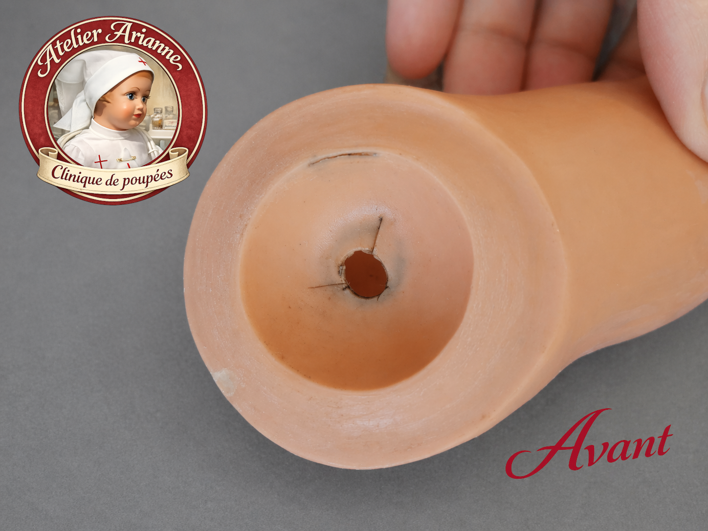 Avant restauration &ndash; Atelier Arianne &ndash; clinique et mus&eacute;e de poup&eacute;es
Baigneur Petitcollin en cellulo&iuml;d avant restauration. D&eacute;tail de l&rsquo;ancien syst&egrave;me de montage &agrave; ressorts et de la zone interne avant remplacement par un montage plus adapt&eacute; &agrave; la fragilit&eacute; du cellulo&iuml;d