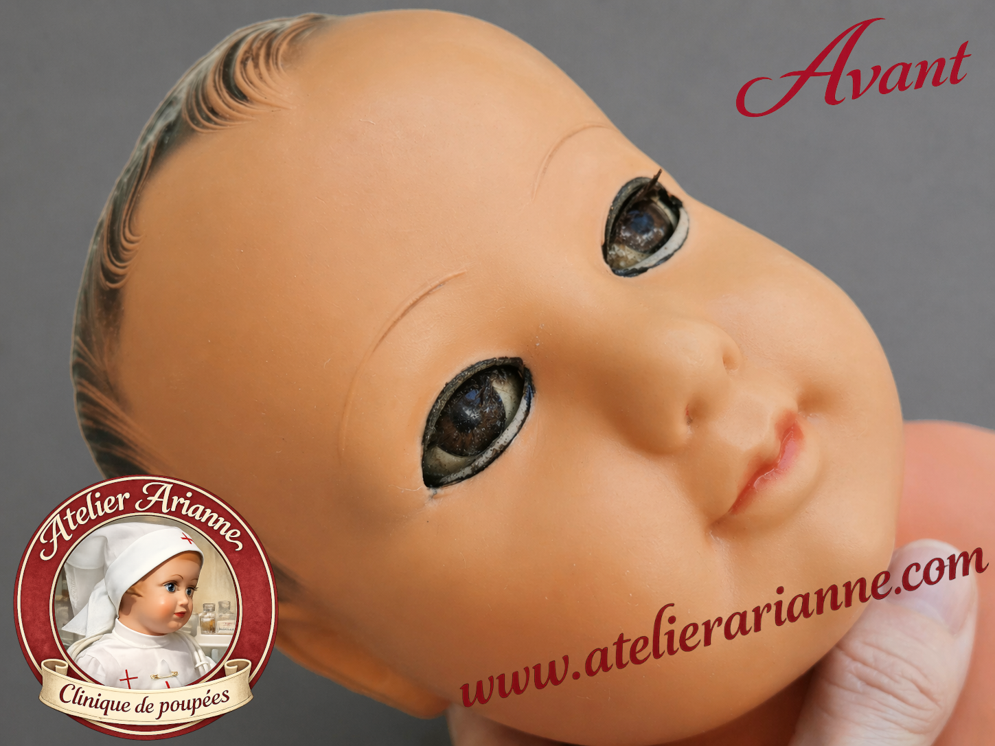 Avant restauration &ndash; Atelier Arianne &ndash; clinique et mus&eacute;e de poup&eacute;es
Gros plan du visage du baigneur Petitcollin en cellulo&iuml;d avant restauration. Yeux encrass&eacute;s, cils us&eacute;s, bouche ternie et cheveux moul&eacute;s partiellement effac&eacute;s.