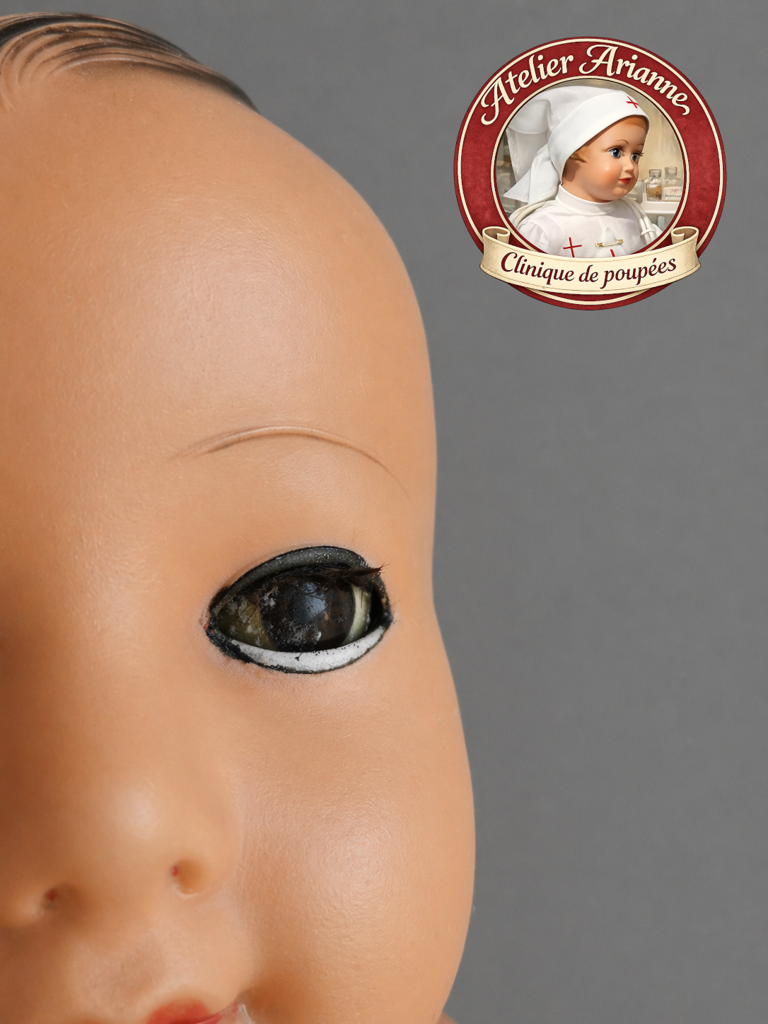 Avant restauration &ndash; Atelier Arianne &ndash; clinique et mus&eacute;e de poup&eacute;es
D&eacute;tail du visage du baigneur Petitcollin en cellulo&iuml;d avant restauration. &OElig;il encrass&eacute;, cils ab&icirc;m&eacute;s et cheveux moul&eacute;s partiellement effac&eacute;s avant nettoyage et reprise d&eacute;licate.