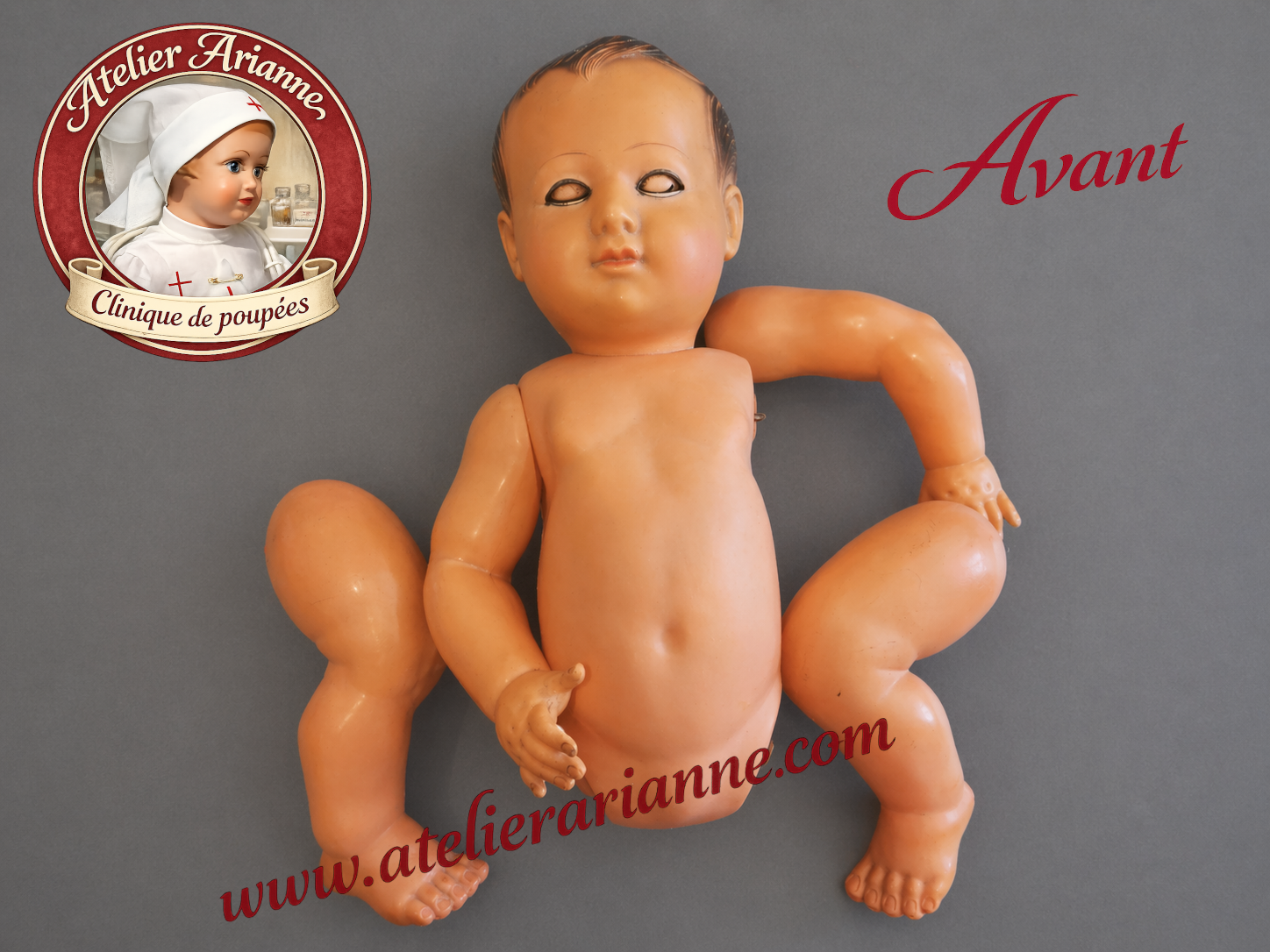 Avant restauration &ndash; Atelier Arianne &ndash; clinique et mus&eacute;e de poup&eacute;es
Baigneur Petitcollin en cellulo&iuml;d avant restauration. Ancien syst&egrave;me de montage &agrave; ressorts, yeux encrass&eacute;s, cils ab&icirc;m&eacute;s et cheveux moul&eacute;s partiellement effac&eacute;s.