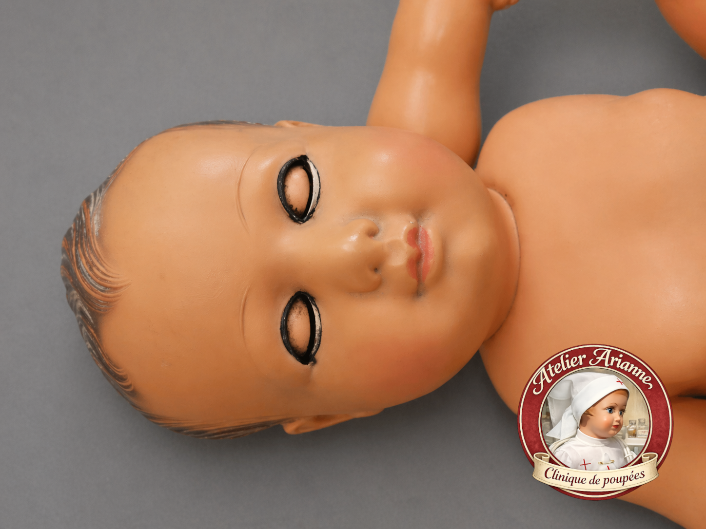 Avant restauration &ndash; Atelier Arianne &ndash; clinique et mus&eacute;e de poup&eacute;es
Baigneur Petitcollin en cellulo&iuml;d avant restauration. Visage terni, yeux tr&egrave;s encrass&eacute;s, cils ab&icirc;m&eacute;s et cheveux moul&eacute;s effac&eacute;s par endroits.