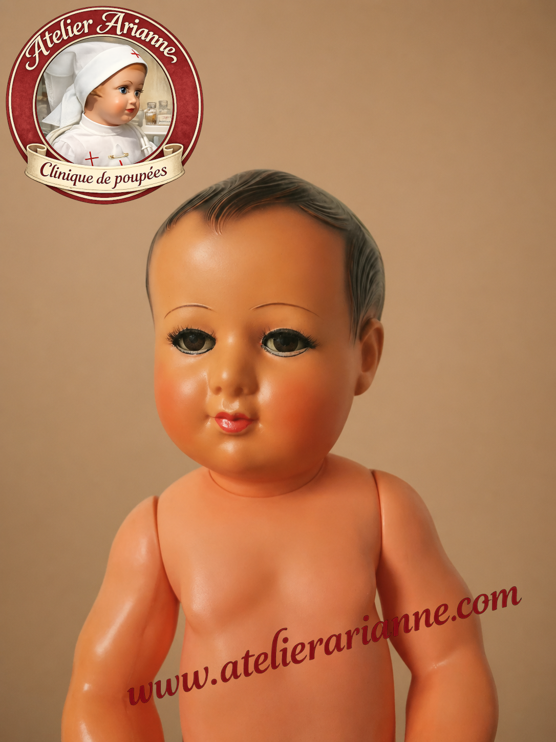 Apr&egrave;s restauration &ndash; Atelier Arianne &ndash; clinique et mus&eacute;e de poup&eacute;es
Baigneur Petitcollin en cellulo&iuml;d apr&egrave;s restauration. Regard raviv&eacute;, nouveaux cils, reprise d&eacute;licate du visage et des cheveux moul&eacute;s.