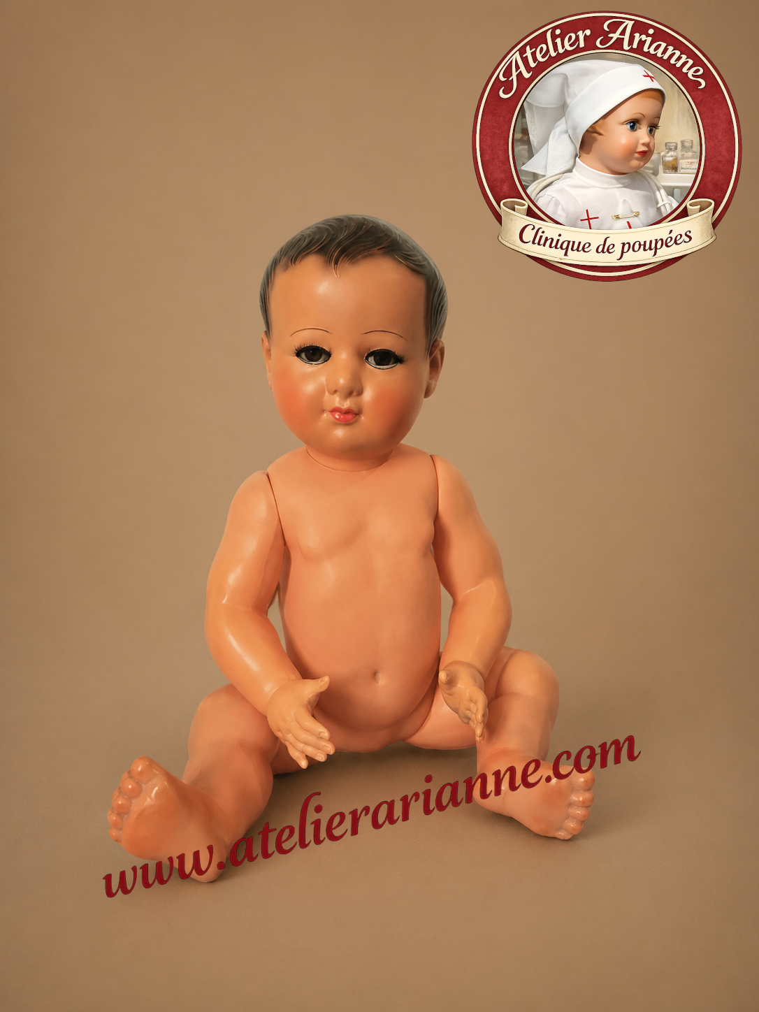 Apr&egrave;s restauration &ndash; Atelier Arianne &ndash; clinique et mus&eacute;e de poup&eacute;es
Baigneur Petitcollin en cellulo&iuml;d apr&egrave;s restauration. Nettoyage professionnel, remplacement du syst&egrave;me de montage, reprise d&eacute;licate du visage, des cils, des yeux et des cheveux moul&eacute;s.