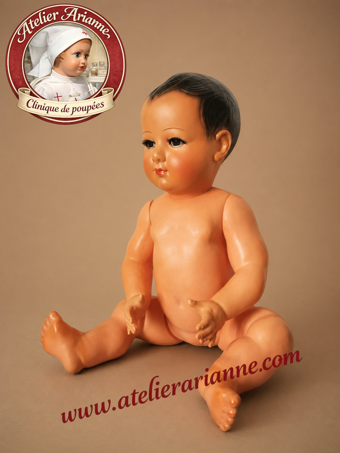 Apr&egrave;s restauration &ndash; Atelier Arianne &ndash; clinique et mus&eacute;e de poup&eacute;es
Baigneur Petitcollin en cellulo&iuml;d apr&egrave;s restauration. La poup&eacute;e a retrouv&eacute; une belle tenue, un visage plus lumineux, des yeux raviv&eacute;s et des cheveux moul&eacute;s remis en valeur.