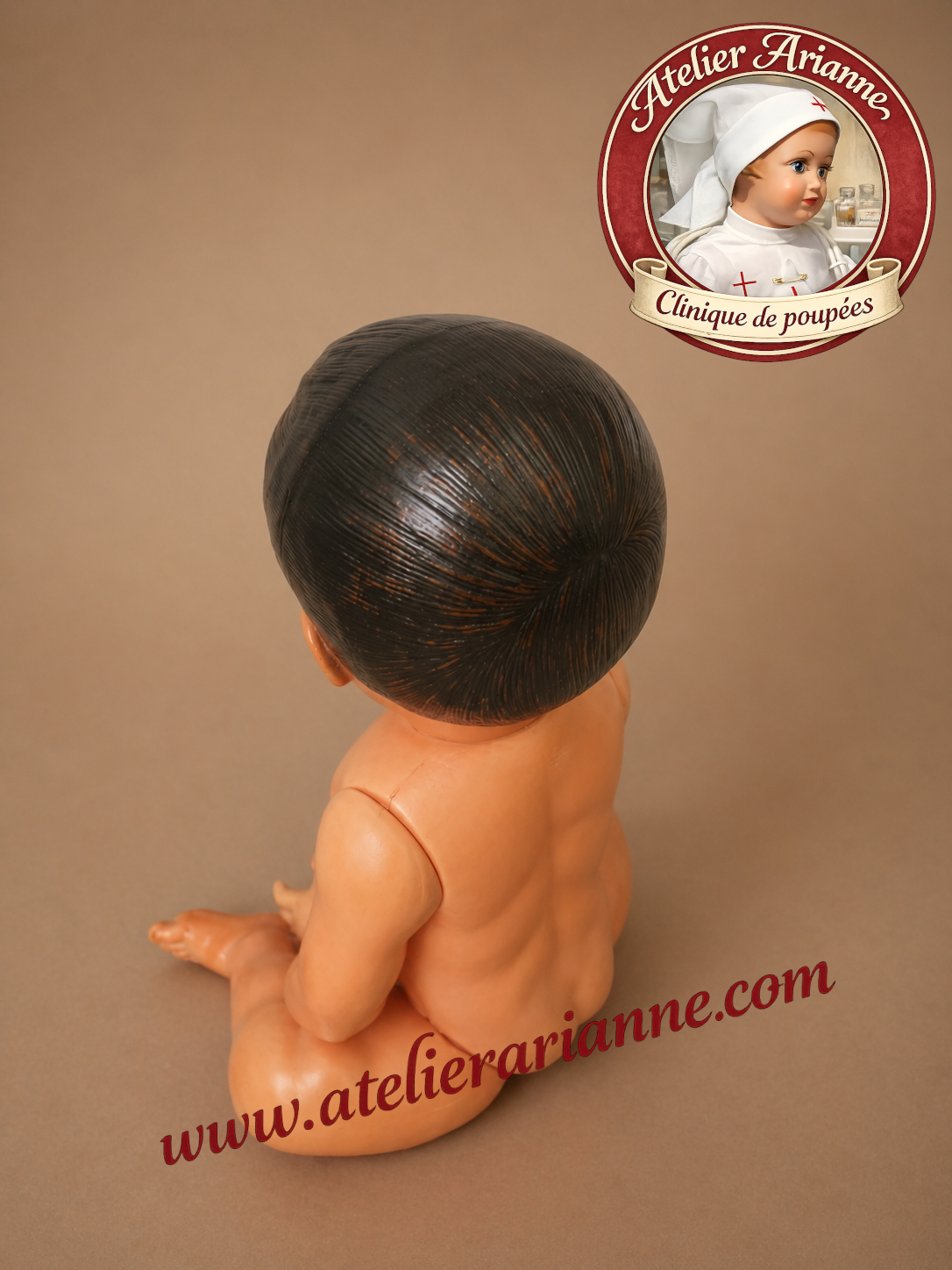 Apr&egrave;s restauration &ndash; Atelier Arianne &ndash; clinique et mus&eacute;e de poup&eacute;es
Vue de dos du baigneur Petitcollin en cellulo&iuml;d apr&egrave;s restauration. Cheveux moul&eacute;s remis en valeur avec d&eacute;licatesse et belle brillance retrouv&eacute;e.