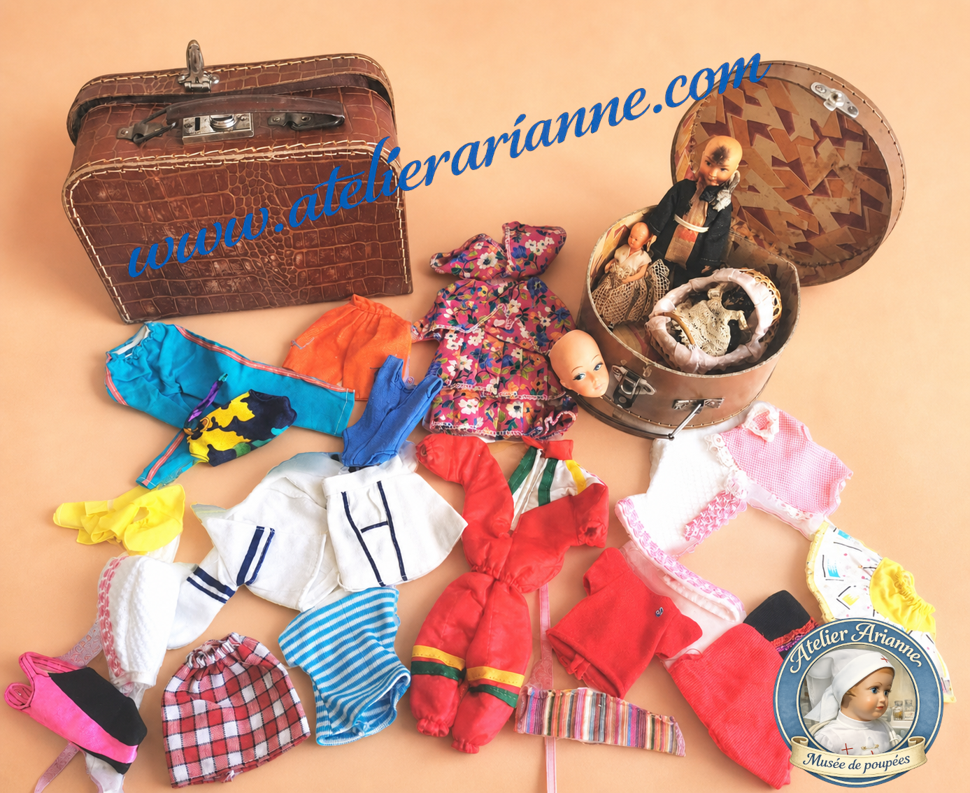 Valises anciennes, vêtements de poupées et petits accessoires issus d’un don de poupées anciennes au musée Atelier Arianne.