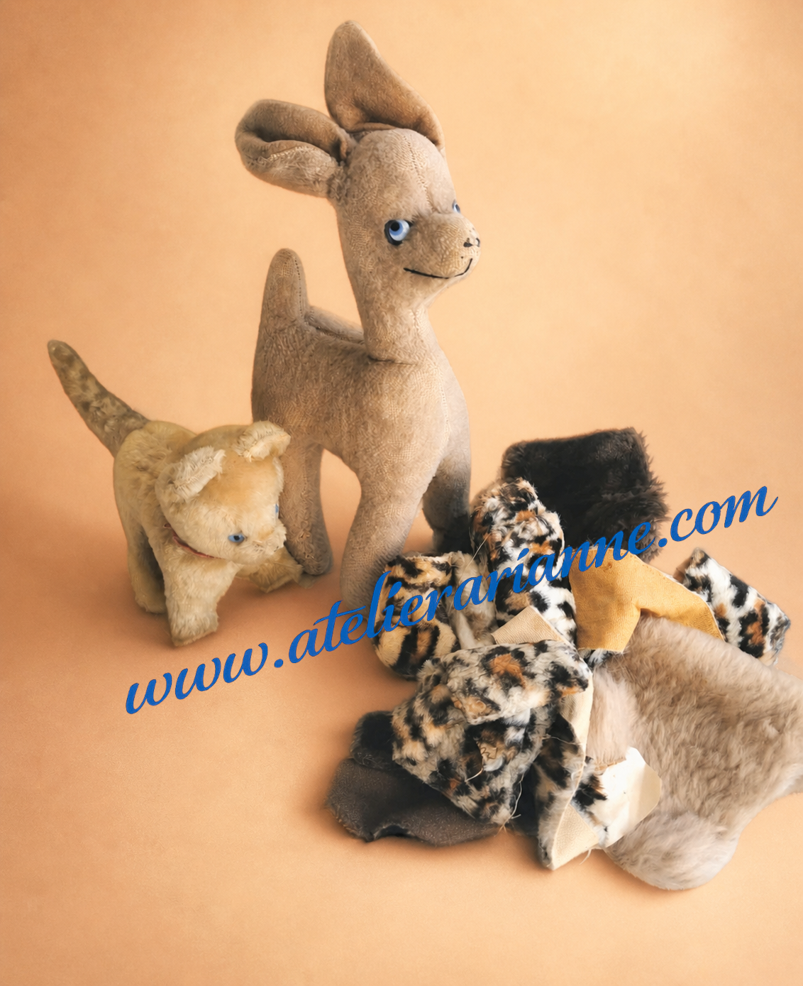 Peluches anciennes issues d’un don de poupées anciennes au musée Atelier Arianne, avec animaux en tissu conservés comme souvenirs d’enfance.