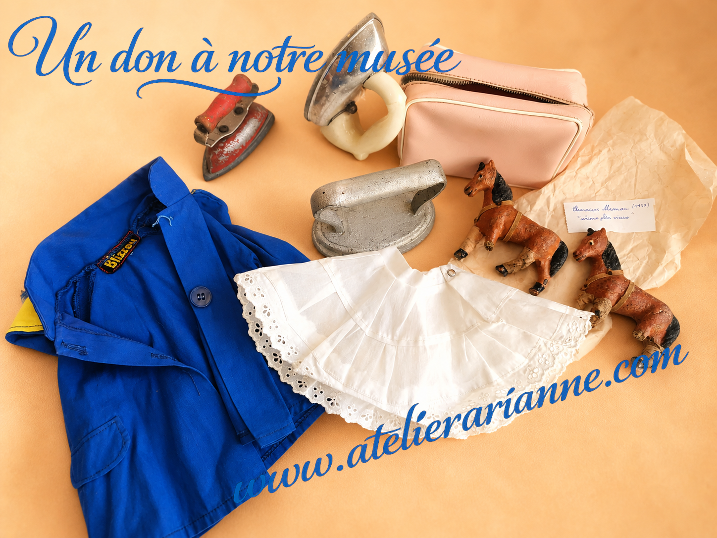 Objets anciens issus d’un don de poupées anciennes au musée Atelier Arianne, avec fers à repasser d’enfant, vêtements, accessoires et souvenirs familiaux.
