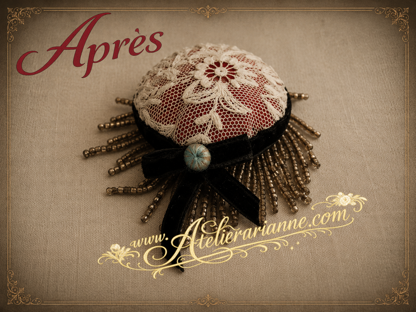 Coiffe ancienne de poupée mignonette après restauration, avec dentelle ancienne brodée sur tulle, velours noir, perles décoratives et bouton ancien, présentée par Atelier Arianne.