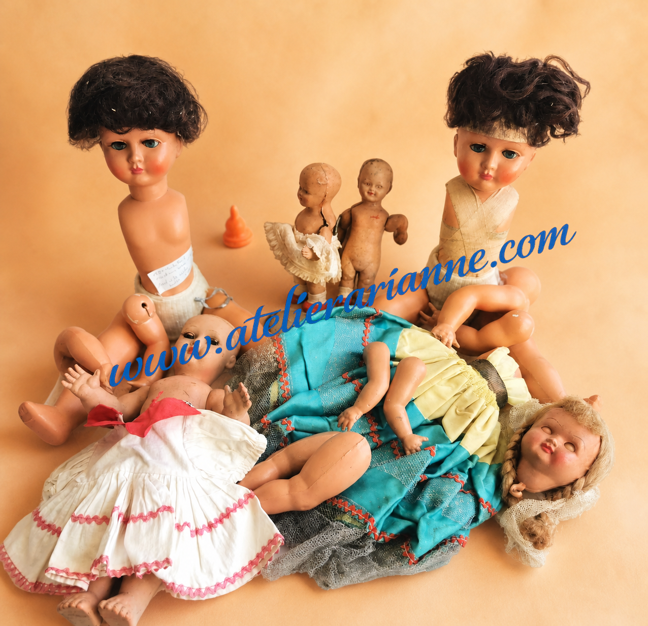 Don de poupées anciennes au musée Atelier Arianne, avec poupées, accessoires et souvenirs d’enfance confiés par Madame Odile.