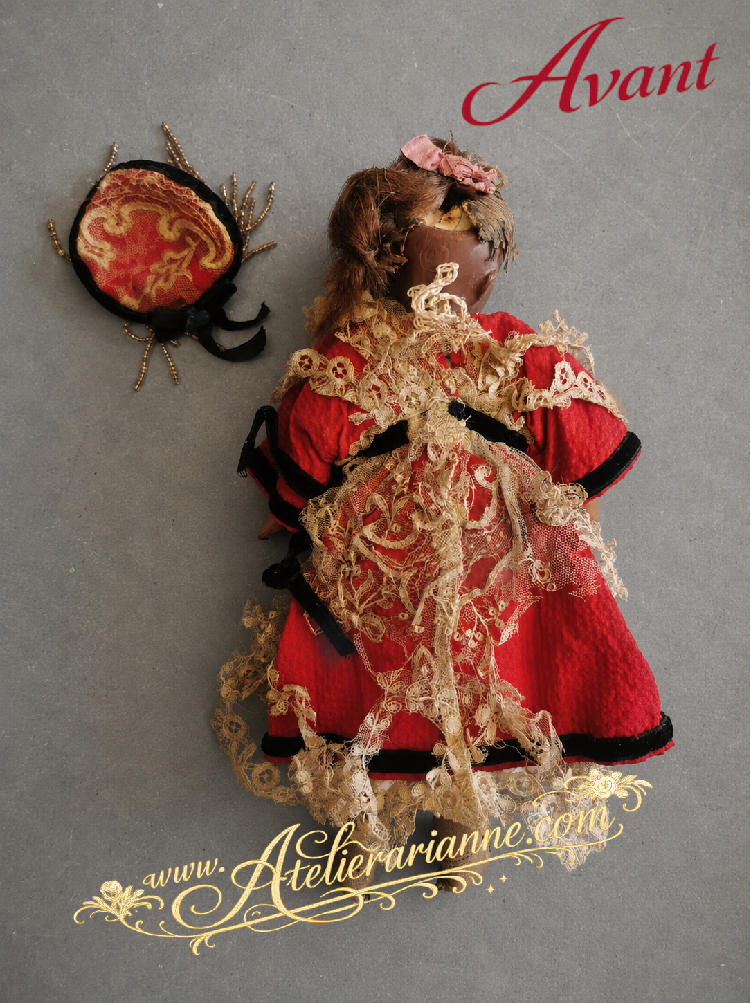 Poupée mignonette avant restauration, vue de dos, avec coiffe assortie et dentelle ancienne très abîmée, déchirée et emmêlée sur la robe rouge.