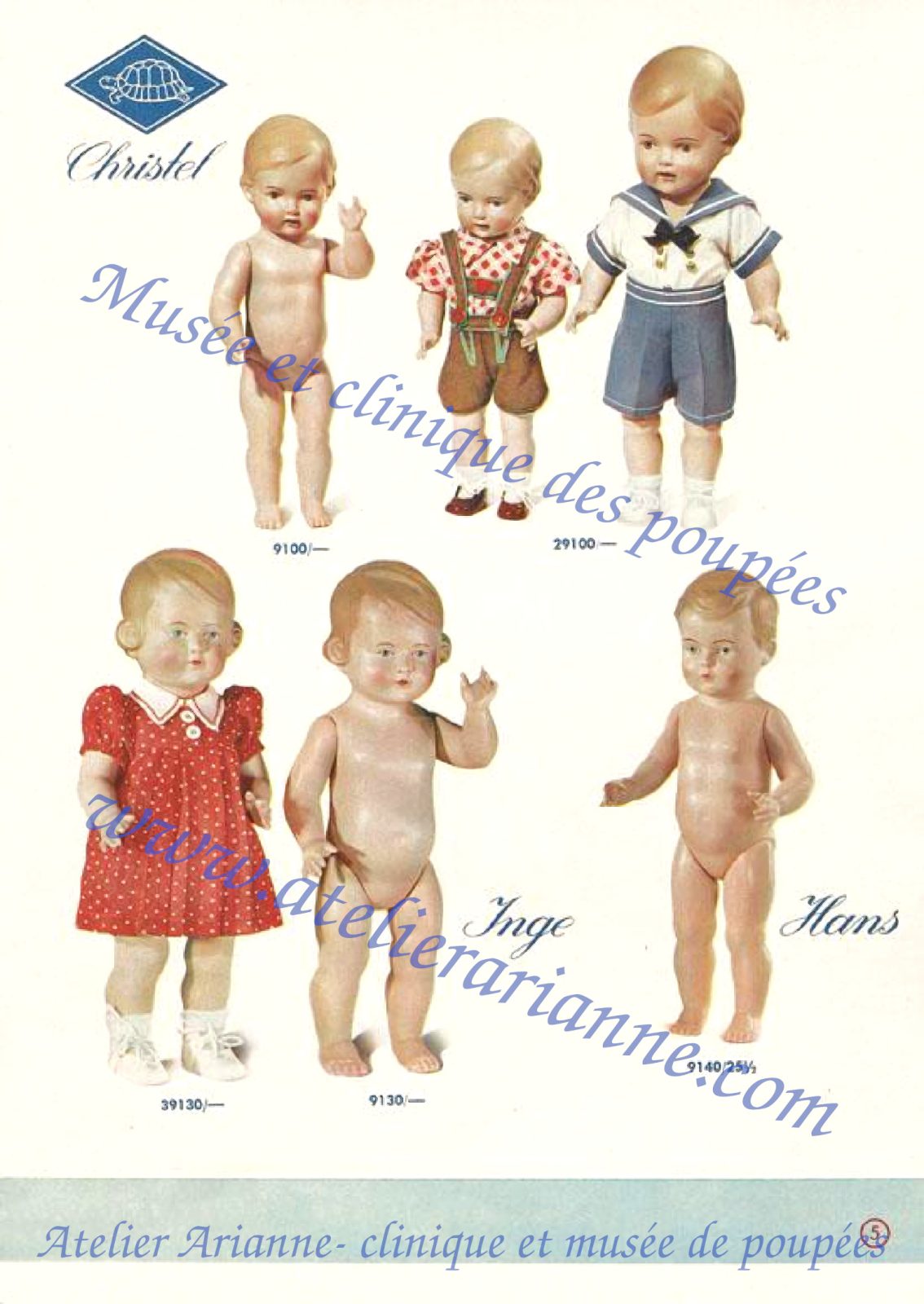 Page 5 du catalogue Schildkr&ouml;t-Puppen des ann&eacute;es 1950 pr&eacute;sentant plusieurs mod&egrave;les, dont Christel, Inge et Hans.

Dans la partie sup&eacute;rieure, la page est consacr&eacute;e au mod&egrave;le Christel. On y voit une version non habill&eacute;e, r&eacute;f&eacute;rence 9100/&mdash;, puis deux versions habill&eacute;es : l&rsquo;une avec une tenue courte &agrave; bretelles et chemise &agrave; carreaux rouges, l&rsquo;autre avec un ensemble marin bleu et blanc, r&eacute;f&eacute;rence 29100/&mdash;.

Dans la partie inf&eacute;rieure gauche, on retrouve le mod&egrave;le Inge en deux versions : une poup&eacute;e habill&eacute;e d&rsquo;une robe rouge &agrave; pois blancs, r&eacute;f&eacute;rence 39130/&mdash;, et une version non habill&eacute;e, r&eacute;f&eacute;rence 9130/&mdash;.

&Agrave; droite, la page pr&eacute;sente &eacute;galement le mod&egrave;le Hans, en version non habill&eacute;e, avec la r&eacute;f&eacute;rence visible 9140/25&frac12;.

Le logo Schildkr&ouml;t &agrave; la tortue appara&icirc;t en haut &agrave; gauche.