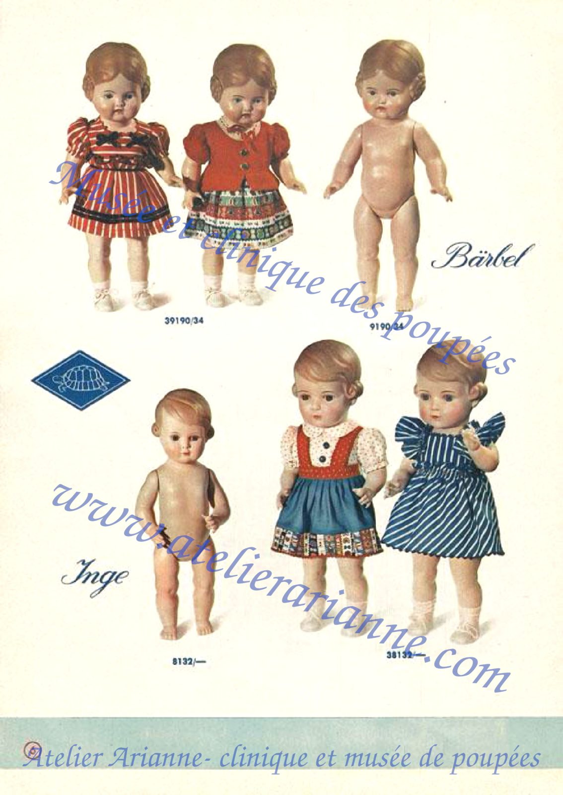 Page du catalogue Schildkr&ouml;t-Puppen des ann&eacute;es 1950 pr&eacute;sentant plusieurs poup&eacute;es, dont les mod&egrave;les B&auml;rbel et Inge. Dans la partie sup&eacute;rieure, on voit deux poup&eacute;es habill&eacute;es avec des tenues &agrave; motifs dans les tons rouges, ainsi qu&rsquo;une version non habill&eacute;e du mod&egrave;le B&auml;rbel. Dans la partie inf&eacute;rieure, la page pr&eacute;sente le mod&egrave;le Inge : une version non habill&eacute;e, puis deux versions habill&eacute;es, l&rsquo;une avec robe bleue et tablier rouge, l&rsquo;autre avec robe ray&eacute;e bleue. Le logo Schildkr&ouml;t &agrave; la tortue appara&icirc;t sur la partie gauche de la page.