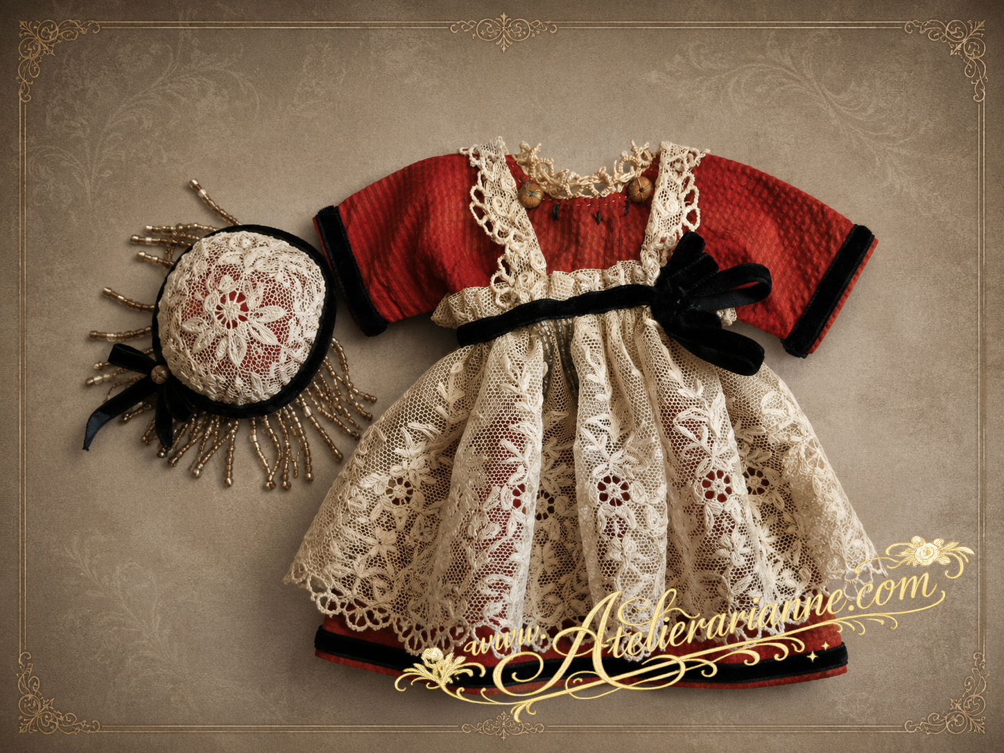 Tenue ancienne de poupée mignonette après restauration, avec robe rouge, dentelle ancienne, velours noir, coiffe assortie et perles décoratives, présentée par Atelier Arianne.