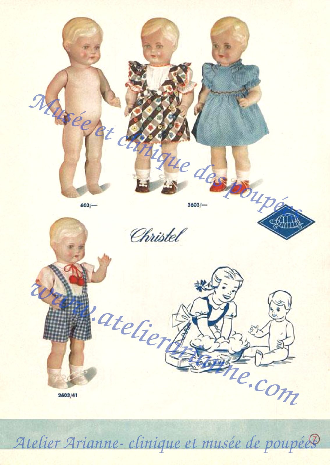 Page du catalogue Schildkr&ouml;t-Puppen des ann&eacute;es 1950 consacr&eacute;e au mod&egrave;le Christel. On y voit plusieurs versions de la poup&eacute;e Christel : une version non habill&eacute;e, deux versions habill&eacute;es en robe, ainsi qu&rsquo;un mod&egrave;le v&ecirc;tu d&rsquo;une petite tenue &agrave; carreaux avec cerises brod&eacute;es. La page pr&eacute;sente &eacute;galement une illustration d&rsquo;enfant jouant avec un poupon, ainsi que le logo Schildkr&ouml;t &agrave; la tortue.